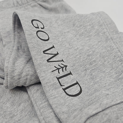 Nahaufnahme der Beinpartie einer grauen Kinderhose aus Bio-Baumwolle, zeigt weiches Material und liebevolle Verarbeitung, auf weißem Hintergrund