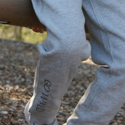 Detailansicht: graue Kinderhose aus Bio-Baumwolle mit lustigem Waschbären-Motiv, robust und weich, perfekt für Abenteuer in der Natur