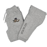 Graue Kinderhose aus Bio-Baumwolle mit Waschbären-Motiv, schlichtes Design mit verspieltem Print, fair produziert und auf weißem Hintergrund fotografiert