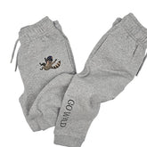 Übersichtsbild der grauen Bio-Baumwollhose für Kinder, zeigt angenehme Passform und natürliche Stoffqualität, auf weißem Hintergrund