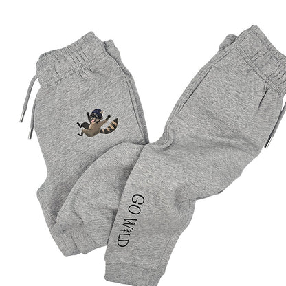 Übersichtsbild der grauen Bio-Baumwollhose für Kinder, zeigt angenehme Passform und natürliche Stoffqualität, auf weißem Hintergrund