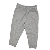 Rückansicht der grauen Kinderhose aus Bio-Baumwolle mit kleinem Waschbären-Print, robust und hautfreundlich, auf weißem Hintergrund