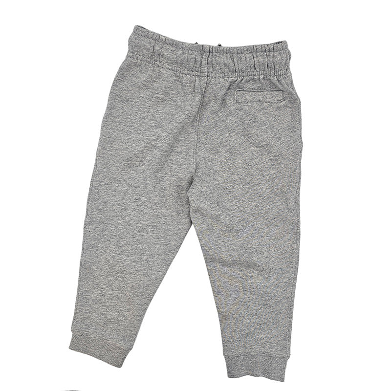 Rückansicht der grauen Kinderhose aus Bio-Baumwolle mit kleinem Waschbären-Print, robust und hautfreundlich, auf weißem Hintergrund