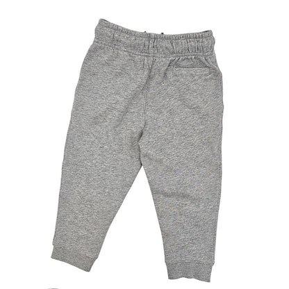 Rückansicht der grauen Kinderhose aus Bio-Baumwolle mit kleinem Waschbären-Print, robust und hautfreundlich, auf weißem Hintergrund