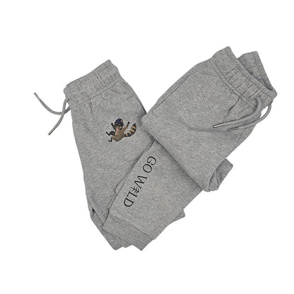 Graue Kinderhose aus Bio-Baumwolle mit Waschbär-im-Sturzhelm-Print, weich und nachhaltig gefertigt, fotografiert auf weißem Hintergrund.