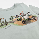Detailaufnahme des grünen Go Wild Shirts, Vorderseite mit verspieltem Go-Kart-Motiv, zeigt liebevolle Illustrationen von Ziege und Waschbär