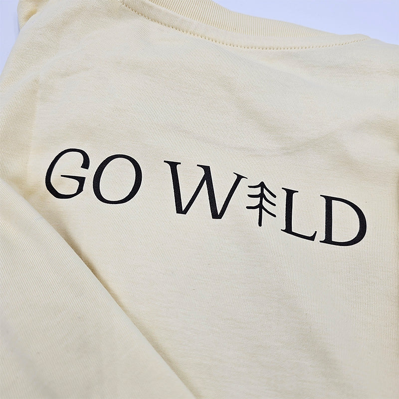 Rückseite des gelben Go Wild T-Shirts mit schlichten GoWild Schriftzug, bequem und strapazierfähig für Kinderaktivitäten