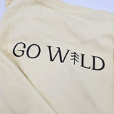 Rückseite des gelben Go Wild T-Shirts mit schlichten GoWild Schriftzug, bequem und strapazierfähig für Kinderaktivitäten