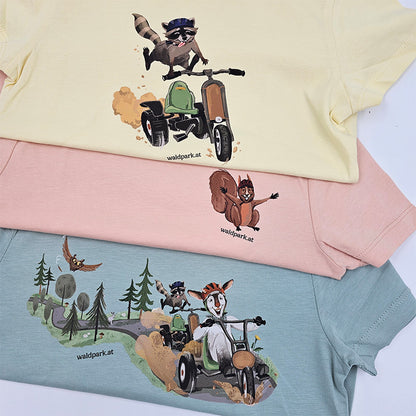 Drei Go Wild T-Shirts in Vorderansicht, rosa Peach, grün Aloe und gelb Butter nebeneinander, kindgerechte Abenteuer-Motive sichtbar