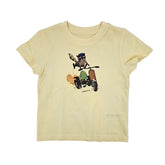 Go Wild Bio-Baumwoll-T-Shirt in Gelb, Vorderseite zeigt Waschbär im Go-Kart unterwegs, perfekt für Kinder, die Natur lieben