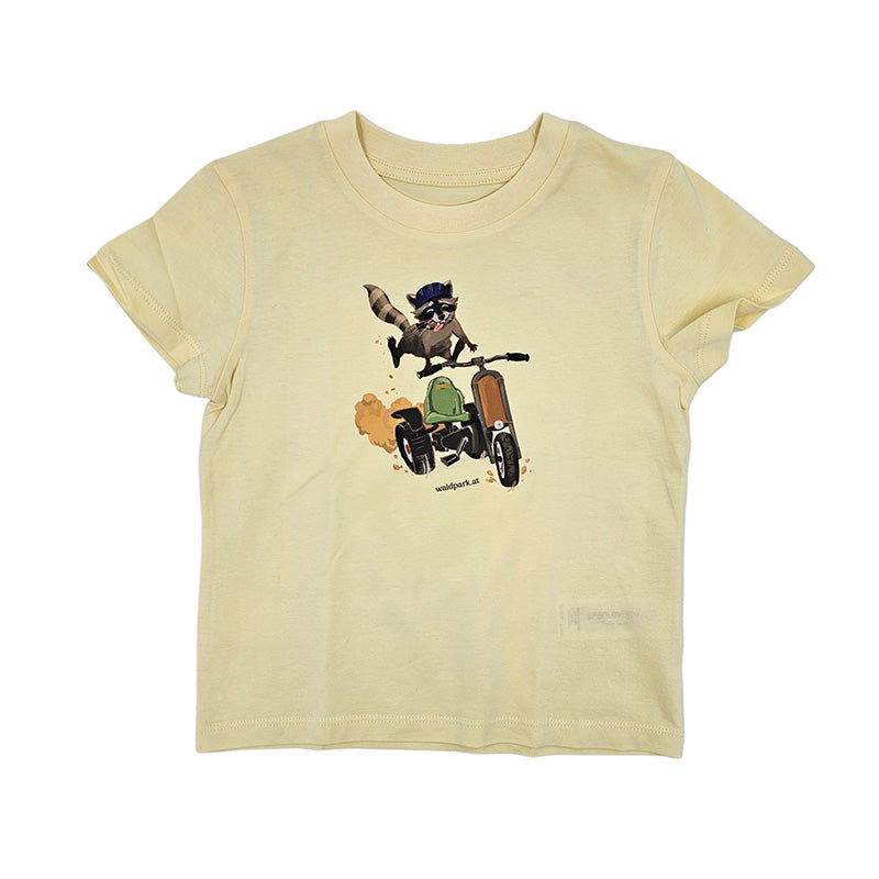 Go Wild Bio-Baumwoll-T-Shirt in Gelb, Vorderseite zeigt Waschbär im Go-Kart unterwegs, perfekt für Kinder, die Natur lieben