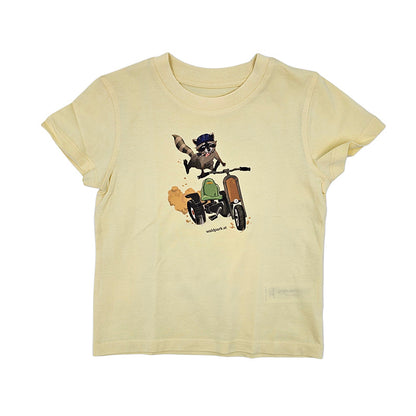 Go Wild Bio-Baumwoll-T-Shirt in Gelb, Vorderseite zeigt Waschbär im Go-Kart unterwegs, perfekt für Kinder, die Natur lieben
