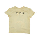 Rückseite des gelben Go Wild T-Shirts mit schlichten GoWild Schriftzug, bequem und strapazierfähig für Kinderaktivitäten
