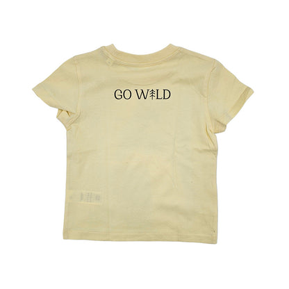 Rückseite des gelben Go Wild T-Shirts mit schlichten GoWild Schriftzug, bequem und strapazierfähig für Kinderaktivitäten