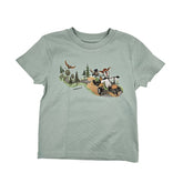 Go Wild Bio-Baumwoll-T-Shirt in Grün, Vorderseite zeigt Ziege und Waschbär im Go-Kart, ideal für Kinder, die Abenteuer und Natur lieben