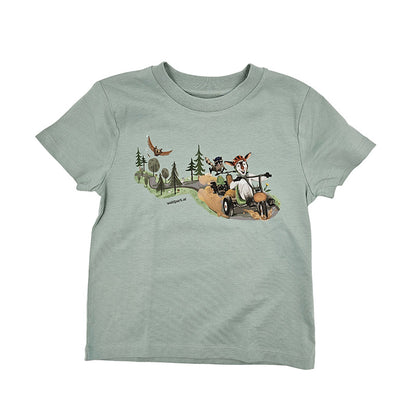 Go Wild Bio-Baumwoll-T-Shirt in Grün, Vorderseite zeigt Ziege und Waschbär im Go-Kart, ideal für Kinder, die Abenteuer und Natur lieben