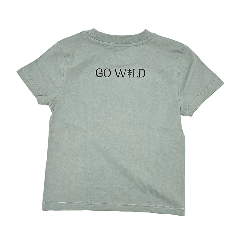 Rückseite des Go Wild T-Shirts in Grün, schlicht mit GoWild Schriftzug, robust und bequem für Kinder beim Spielen im Wald