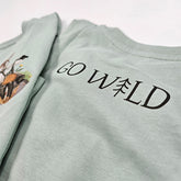 Nahaufnahme des GoWild Schriftzugs auf der Rückseite des grünen T-Shirts, hochwertiger Druck auf Bio-Baumwolle