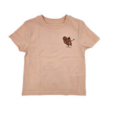 Go Wild Bio-Baumwoll-T-Shirt in Hellrosa, Vorderseite zeigt mutiges Eichhörnchen mit Helm auf Abenteuerfahrt, ideal für Kinder