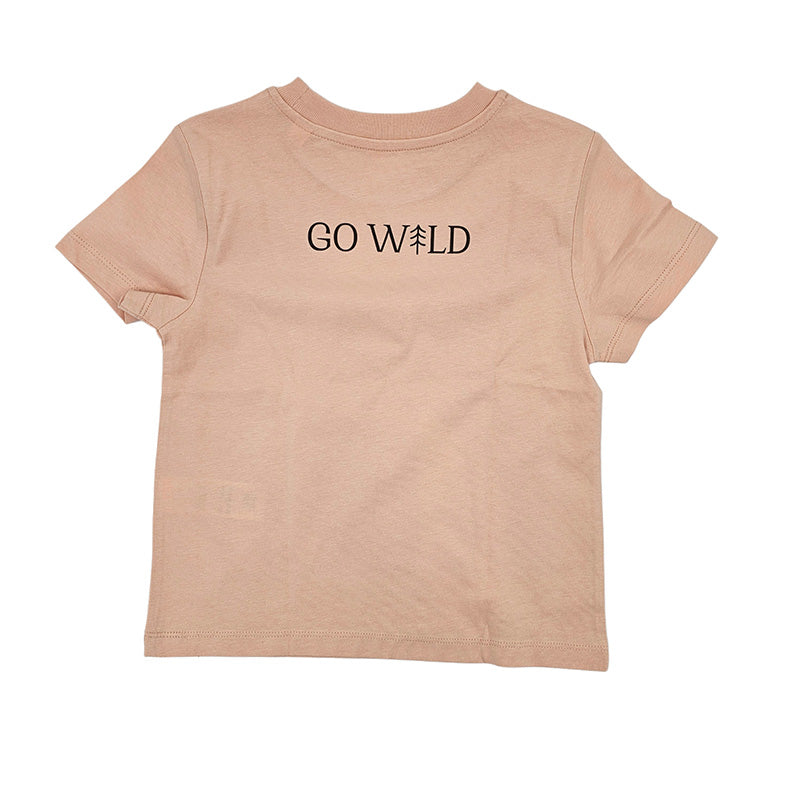 Rückseite des rosa Go Wild T-Shirts mit schlichtem GoWild Schriftzug, bequem und atmungsaktiv für aktive Kinder