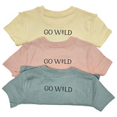 Drei Go Wild T-Shirts in Rückansicht, rosa, grün und gelb, mit GoWild Schriftzug, strapazierfähig und bequem für Kinder