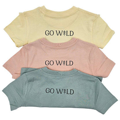 Drei Go Wild T-Shirts in Rückansicht, rosa, grün und gelb, mit GoWild Schriftzug, strapazierfähig und bequem für Kinder