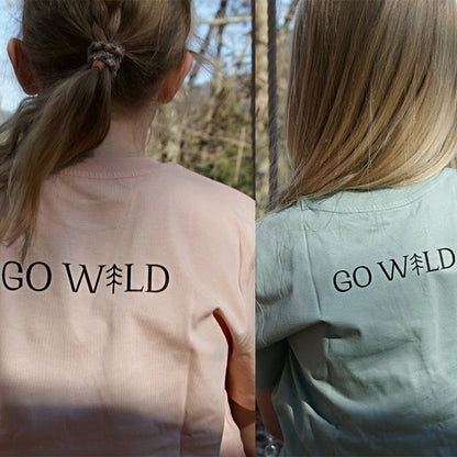 Rückansicht von zwei Kindern, die Waldpark Hochreiter T-shirts mit Go Wild Schriftzug tragen