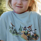 Go Wild Bio-Baumwoll-T-Shirt in Grün, Vorderseite zeigt Ziege und Waschbär im Go-Kart, ideal für Kinder, die Abenteuer und Natur lieben