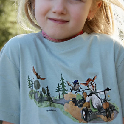 Go Wild Bio-Baumwoll-T-Shirt in Grün, Vorderseite zeigt Ziege und Waschbär im Go-Kart, ideal für Kinder, die Abenteuer und Natur lieben