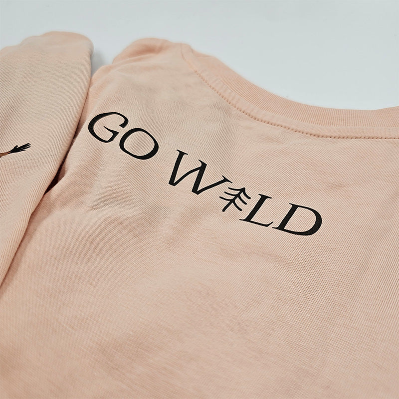 Rückseite des rosa Go Wild T-Shirts mit schlichtem GoWild Schriftzug, bequem und atmungsaktiv für aktive Kinder