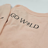 Rückseite des rosa Go Wild T-Shirts mit schlichtem GoWild Schriftzug, bequem und atmungsaktiv für aktive Kinder