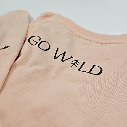 Rückseite des rosa Go Wild T-Shirts mit schlichtem GoWild Schriftzug, bequem und atmungsaktiv für aktive Kinder