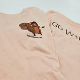 Detailansicht des rosa Go Wild T-Shirts, Vorderseite zeigt Eichhörnchen-Motiv, kindgerecht und farbenfroh für kleine Entdecker