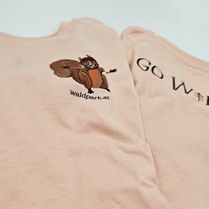 Detailansicht des rosa Go Wild T-Shirts, Vorderseite zeigt Eichhörnchen-Motiv, kindgerecht und farbenfroh für kleine Entdecker