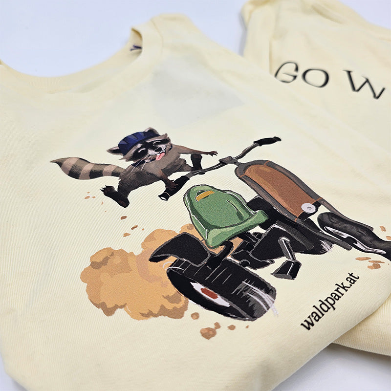 Nahaufnahme des gelben T-Shirts, Vorderseite mit Waschbär im Go-Kart, liebevoll und farbenfroh gestaltet für Kinder