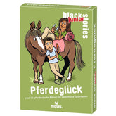 Verpackung des Spiels Black Stories Junior – Pferdeglück mit einem braunen Pferd, einem Jungen mit Möhre und einer lachenden Frau auf dem Pferderücken.