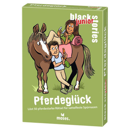 Verpackung des Spiels Black Stories Junior – Pferdeglück mit einem braunen Pferd, einem Jungen mit Möhre und einer lachenden Frau auf dem Pferderücken.