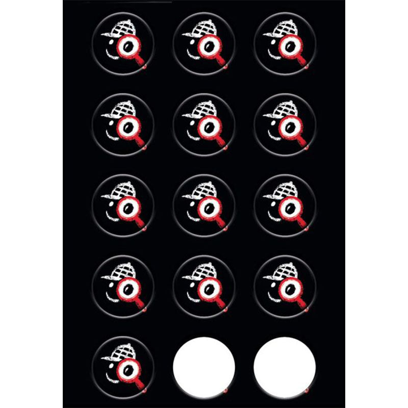 Schwarze Spielfigurenkarten mit Symbol eines Detektivs und einer Lupe, auf schwarzem Hintergrund.