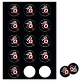 Spielchips mit Detektiv-Symbol auf schwarzem Hintergrund.