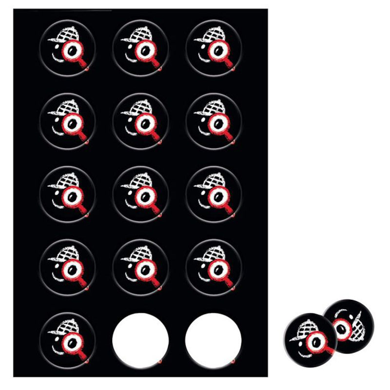 Spielchips mit Detektiv-Symbol auf schwarzem Hintergrund.