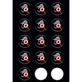 Schwarzer Hintergrund mit 15 runden Spielsteinen. Darauf das Symbol einer Comic-Lupe in Rot, die ein lächelndes Gesicht mit Detektiv-Hut betrachtet. Zwei Felder sind leer.