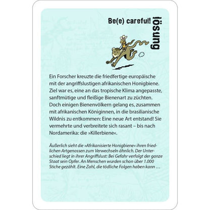 Rückseite der Lösungskarte „Be(e) careful!“. Illustration: Forscher auf Bären reitend. Text beschreibt die Entstehung der aggressiven „Killerbiene“ durch Kreuzung europäischer und afrikanischer Honigbienen.