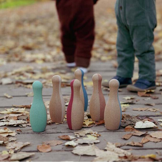 Alle Flaschen aus dem Bowling Set aus Kork für Kinder
