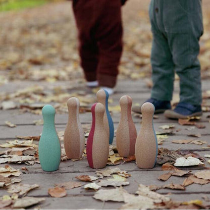 Alle Flaschen aus dem Bowling Set aus Kork für Kinder
