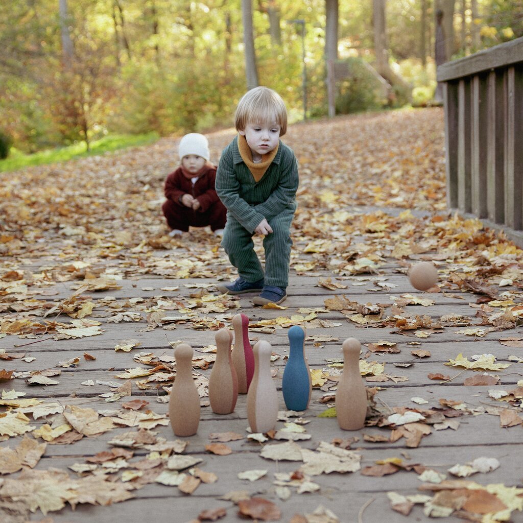 Kinder spielen draussen mit dem Bowling Set aus Kork
