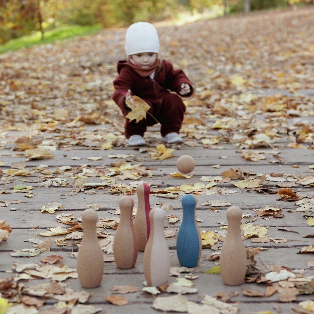 Bowling Set aus Kork in Herbstlandschaft