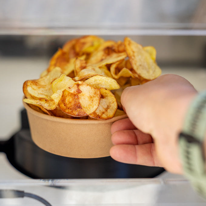 Fertige Chips im Kundenausgabefach