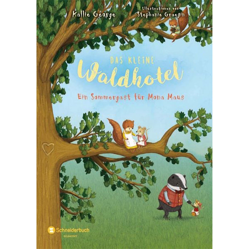 Buchcover von „Das kleine Waldhotel – Ein Sommergast für Mona Maus“. Ein Eichhörnchen und eine Maus sitzen gemeinsam auf einem Baumast, während unten ein Dachs mit einem kleinen Frosch spricht. Der Baum steht auf einer grünen Wiese vor blauem Himmel.