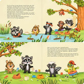 Der Babywaschbär ist nass und hält seine Windel in der Hand, andere Tiere stehen um ihn herum, neben ihm steht das Töpfchen.