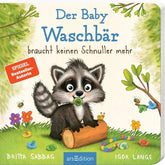 Buchcover des Kinderbuchs „Der Baby Waschbär braucht keinen Schnuller mehr“. Ein kleiner Waschbär sitzt mit einem Schnuller im Mund auf einem Baumstamm in einer Wiese.